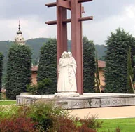 Monumento di una statua bianca
